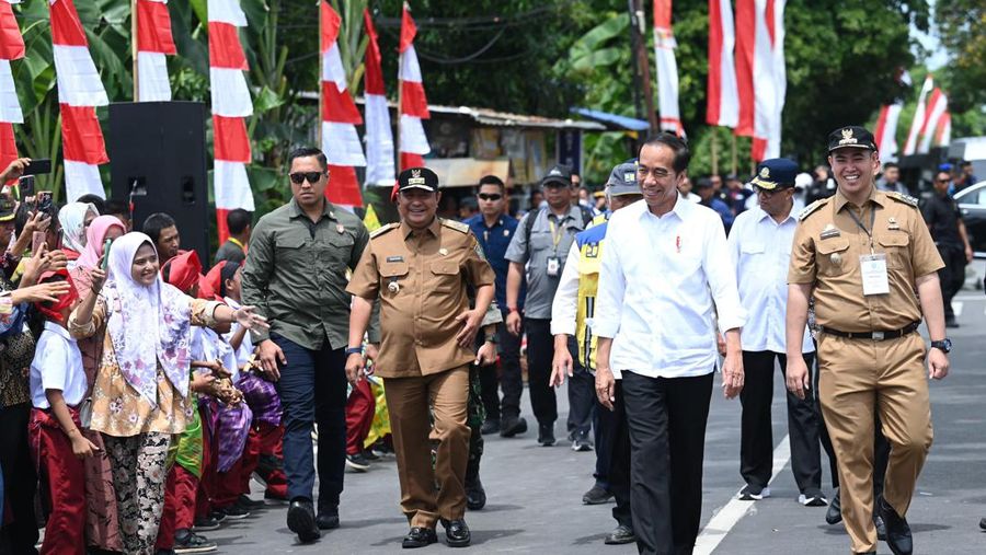Presiden Joko Widodo (Jokowi) meresmikan 27 ruas jalan yang menjadi bagian Inpres Jalan Daerah (IJD) di Provinsi Sulawesi Selatan. Ia menganggarkan dana ratusan miliar untuk provinsi ini. (Dok. Sekretariat Presiden)