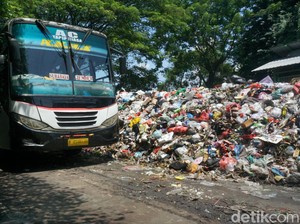 Viral Gunungan Sampah Bikin Terminal Purabaya Mirip TPA