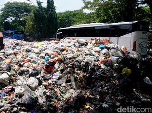Warga Sambat 2 Bulan Terganggu Gunungan Sampah di Terminal Purabaya