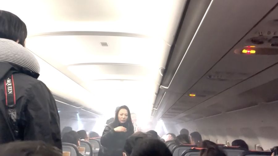 Sebuah power bank meledak saat penerbangan hingga asap memenuhi kabin pesawat. (Tangkapan Layar Video AP)