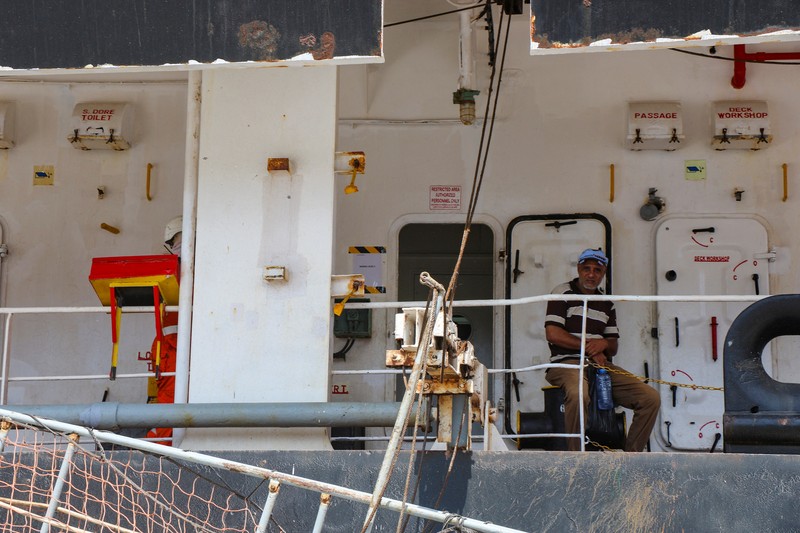 Kapal kargo curah berbendera Yunani Sea Champion berlabuh di pelabuhan Aden, Yaman, tempat kapal itu tiba setelah diserang di Laut Merah dalam serangan rudal yang tampaknya keliru oleh milisi Houthi, 21 Februari 2024. Kapal kargo curah berbendera Yunani Sea Champion berlabuh di pelabuhan Aden, Yaman, tempat kapal itu tiba setelah diserang di Laut Merah dalam serangan rudal yang tampaknya keliru oleh milisi Houthi, 21 Februari 2024. (REUTERS/Fawaz Salman)