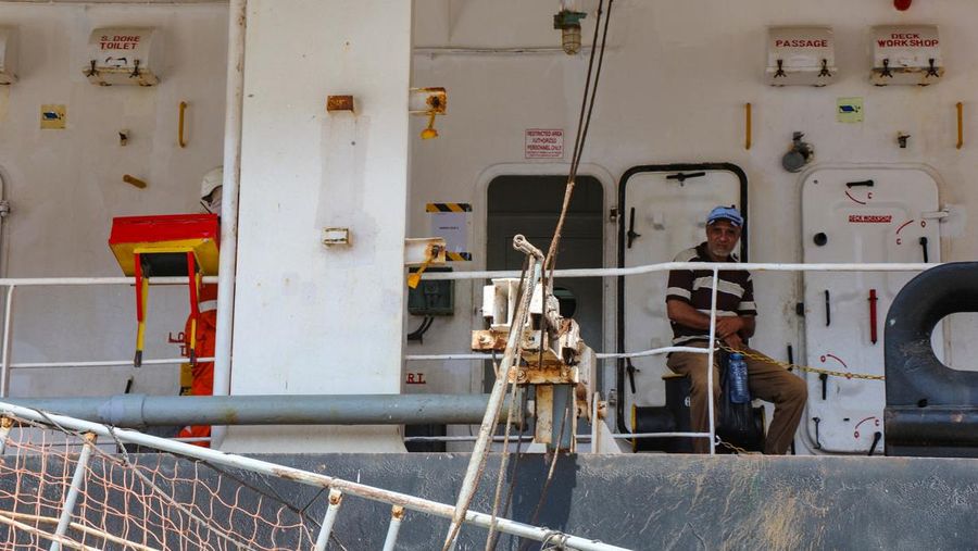 Kapal kargo curah berbendera Yunani Sea Champion berlabuh di pelabuhan Aden, Yaman, tempat kapal itu tiba setelah diserang di Laut Merah dalam serangan rudal yang tampaknya keliru oleh milisi Houthi, 21 Februari 2024. (REUTERS/Fawaz Salman)