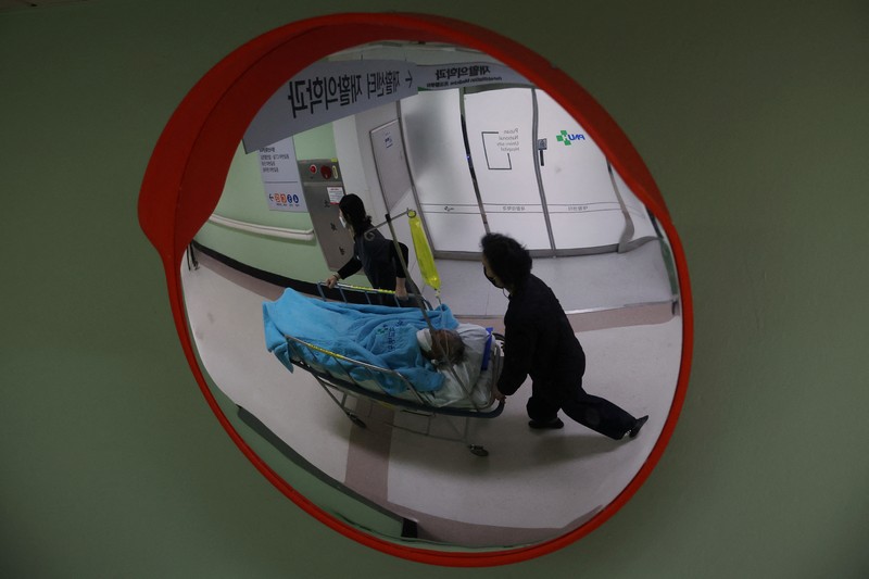 Para dokter dan pekerja medis mengambil bagian dalam protes terhadap rencana penerimaan lebih banyak siswa ke sekolah kedokteran, di depan Kantor Kepresidenan di Seoul, Korea Selatan, 21 Februari 2024. (REUTERS/Kim Soo-Hyeon)