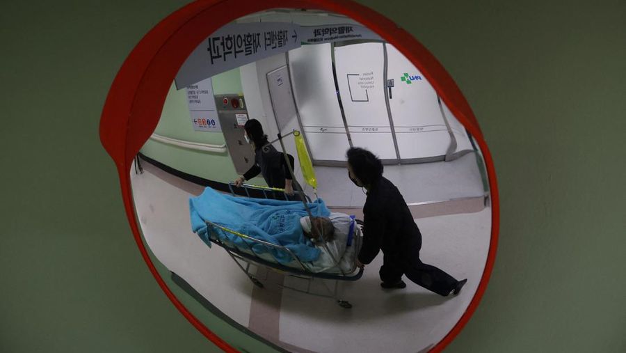 Seorang pasien didorong di Rumah Sakit Universitas Nasional Pusan di Busan, Korea Selatan, (21/2/2024). Otoritas kesehatan Korea Selatan menyebut ribuan dokter magang di sejumlah rumah sakit terbesar di negara ginseng itu melakukan aksi mogok kerja. (REUTERS/KIM HONG-JI)