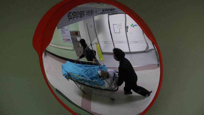 Para dokter dan pekerja medis mengambil bagian dalam protes terhadap rencana penerimaan lebih banyak siswa ke sekolah kedokteran, di depan Kantor Kepresidenan di Seoul, Korea Selatan, 21 Februari 2024. (REUTERS/Kim Soo-Hyeon)