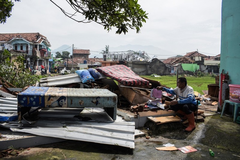Pemandangan drone bangunan yang rusak akibat angin puting beliung di Sumedang, Indonesia, 21 Februari 2024, dalam gambar ini diperoleh dari media sosial. (Muhammad Adiaz Agung/via REUTERS)
