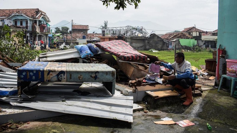 Pemandangan drone bangunan yang rusak akibat angin puting beliung di Sumedang, Indonesia, 21 Februari 2024, dalam gambar ini diperoleh dari media sosial. (Muhammad Adiaz Agung/via REUTERS)