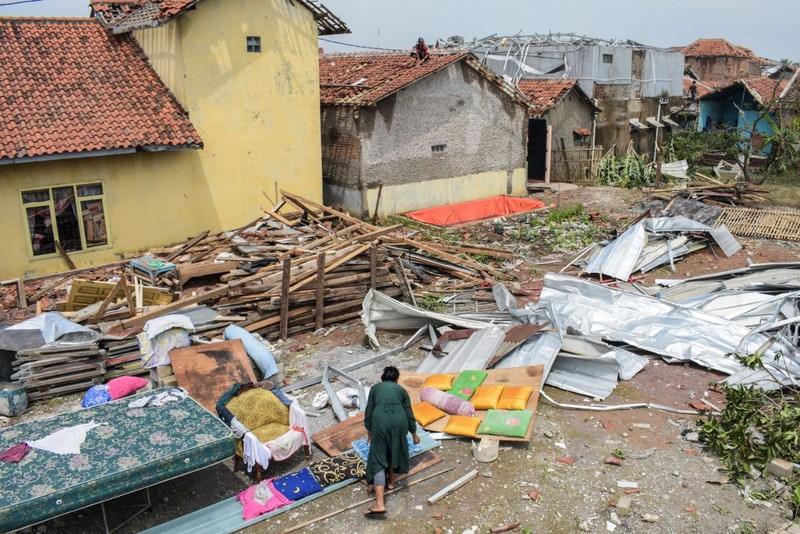 Pemandangan drone bangunan yang rusak akibat angin puting beliung di Sumedang, Indonesia, 21 Februari 2024, dalam gambar ini diperoleh dari media sosial. Pemandangan drone bangunan yang rusak akibat angin puting beliung di Sumedang, Indonesia, 21 Februari 2024, dalam gambar ini diperoleh dari media sosial. (Muhammad Adiaz Agung/via REUTERS)
