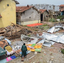 Penampakan Rumah Warga Hancur Parah Disapu Tornado di Sumedang