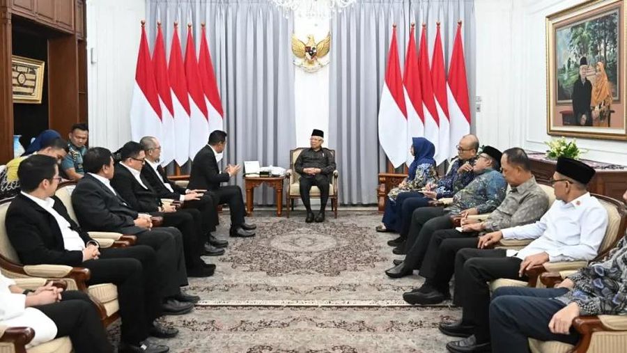 Wakil Presiden (Wapres) K.H. Ma’ruf Amin saat menerima audiensi Dewan Pengurus Pusat (DPP) ALFI di Kediaman Resmi Wapres, Jl. Diponegoro Nomor 2, Jakarta Pusat, Selasa (20/02/2024). (Dok: Wapres)