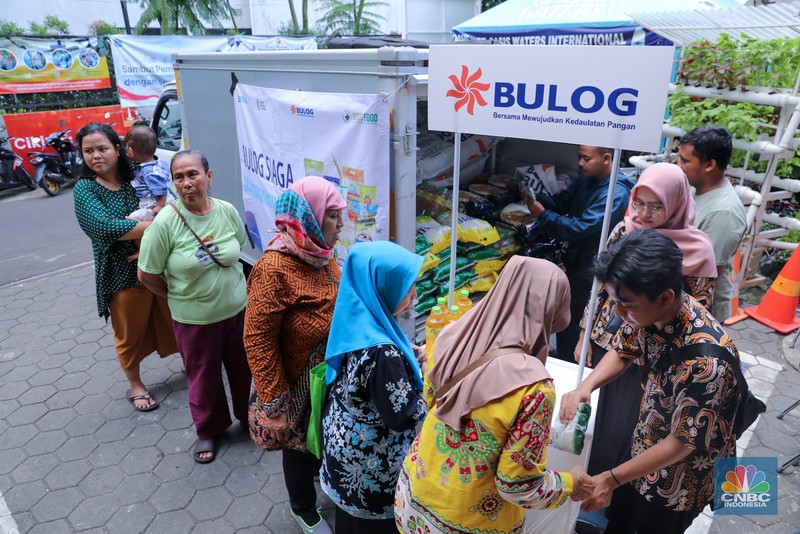 Warga antre membeli pangan murah di kantor Kelurahan Cikini, Jakarta, Kamis (22/2/2024). (CNBC Indonesia/Faisal Rahman) Warga antre membeli pangan murah di kantor Kelurahan Cikini, Jakarta, Kamis (22/2/2024). (CNBC Indonesia/Faisal Rahman)