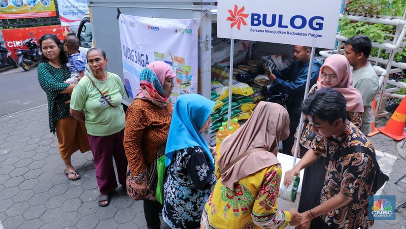 Warga antre membeli pangan murah di kantor Kelurahan Cikini, Jakarta, Kamis (22/2/2024). (CNBC Indonesia/Faisal Rahman)