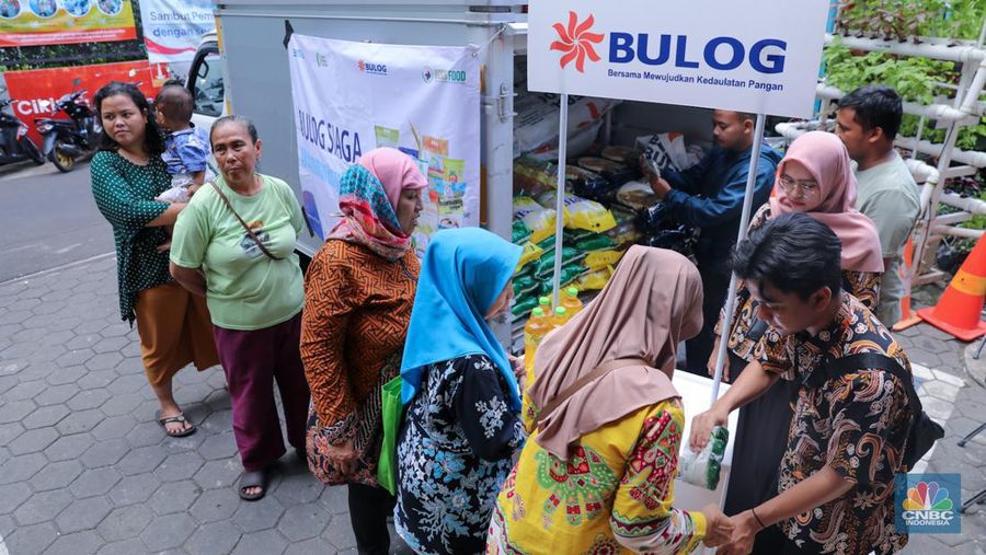 Warga antre membeli pangan murah di kantor Kelurahan Cikini, Jakarta, Kamis (22/2/2024). (CNBC Indonesia/Faisal Rahman)