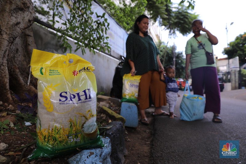 Warga antre membeli pangan murah di kantor Kelurahan Cikini, Jakarta, Kamis (22/2/2024). (CNBC Indonesia/Faisal Rahman) Warga antre membeli pangan murah di kantor Kelurahan Cikini, Jakarta, Kamis (22/2/2024). (CNBC Indonesia/Faisal Rahman)