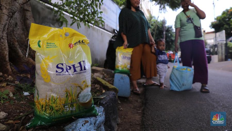 Warga antre membeli pangan murah di kantor Kelurahan Cikini, Jakarta, Kamis (22/2/2024). (CNBC Indonesia/Faisal Rahman)