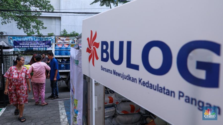 Warga antre membeli pangan murah di kantor Kelurahan Cikini, Jakarta, Kamis (22/2/2024). (CNBC Indonesia/Faisal Rahman)