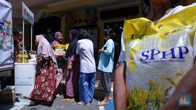 Warga antre membeli pangan murah di kantor Kelurahan Cikini, Jakarta, Kamis (22/2/2024). (CNBC Indonesia/Faisal Rahman) Warga antre membeli pangan murah di kantor Kelurahan Cikini, Jakarta, Kamis (22/2/2024). (CNBC Indonesia/Faisal Rahman)