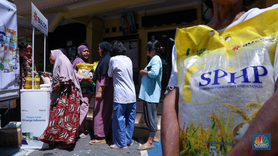 Warga antre membeli pangan murah di kantor Kelurahan Cikini, Jakarta, Kamis (22/2/2024). (CNBC Indonesia/Faisal Rahman)