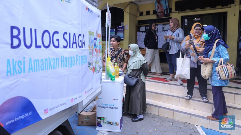 Warga antre membeli pangan murah di kantor Kelurahan Cikini, Jakarta, Kamis (22/2/2024). (CNBC Indonesia/Faisal Rahman) Warga antre membeli pangan murah di kantor Kelurahan Cikini, Jakarta, Kamis (22/2/2024). (CNBC Indonesia/Faisal Rahman)