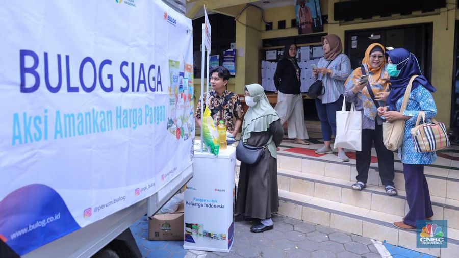 Warga antre membeli pangan murah di kantor Kelurahan Cikini, Jakarta, Kamis (22/2/2024). (CNBC Indonesia/Faisal Rahman)