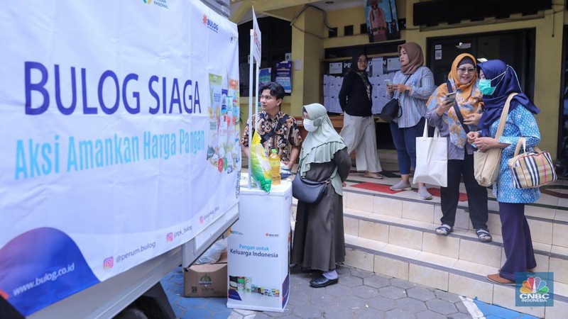Warga antre membeli pangan murah di kantor Kelurahan Cikini, Jakarta, Kamis (22/2/2024). (CNBC Indonesia/Faisal Rahman)