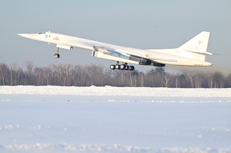 Presiden Rusia Vladimir Putin mengamati setelah menerbangkan pesawat pembom strategis berkemampuan nuklir Tu-160M yang dimodernisasi, di Kazan, Rusia 22 Februari 2024. (Sputnik/Dmitry Azarov/Pool via REUTERS)