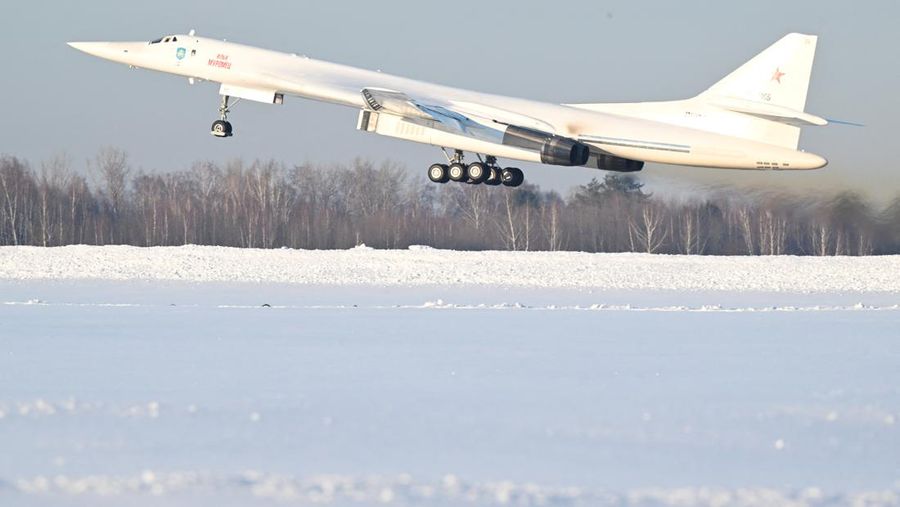Presiden Rusia Vladimir Putin mengamati setelah menerbangkan pesawat pembom strategis berkemampuan nuklir Tu-160M yang dimodernisasi, di Kazan, Rusia 22 Februari 2024. (Sputnik/Dmitry Azarov/Pool via REUTERS)