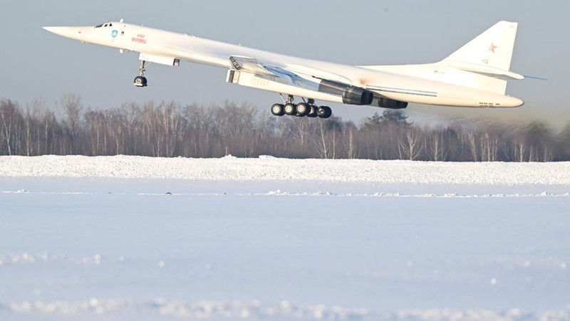 Presiden Rusia Vladimir Putin mengamati setelah menerbangkan pesawat pembom strategis berkemampuan nuklir Tu-160M yang dimodernisasi, di Kazan, Rusia 22 Februari 2024. (Sputnik/Dmitry Azarov/Pool via REUTERS)