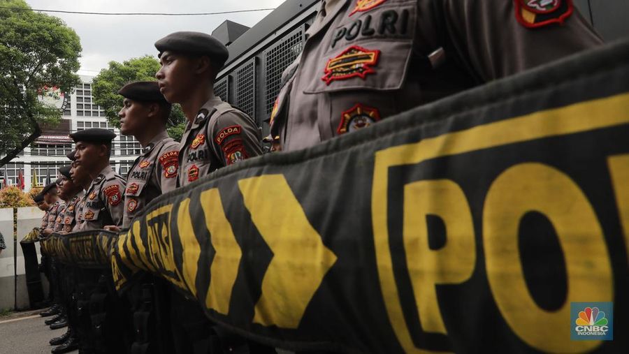 Aksi sejumlah relawan elemen kelompok masyarakat sipil yang peduli demokrasi menggelar demo di Depan kantor KPU, Jumat (23/2/2024). (CNBC Indonesia/Muhammad Sabki)