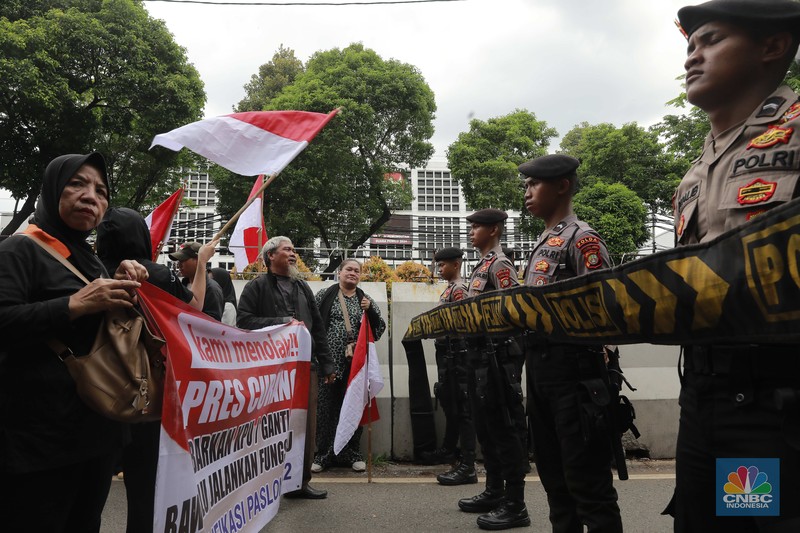Aksi sejumlah relawan elemen kelompok masyarakat sipil yang peduli demokrasi menggelar demo di Depan kantor KPU, Jumat (23/2/2024). (CNBC Indonesia/Muhammad Sabki)