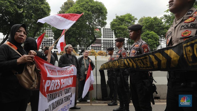 Aksi sejumlah relawan elemen kelompok masyarakat sipil yang peduli demokrasi menggelar demo di Depan kantor KPU, Jumat (23/2/2024). (CNBC Indonesia/Muhammad Sabki)