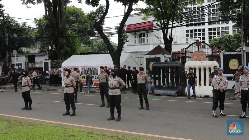 Aksi sejumlah relawan elemen kelompok masyarakat sipil yang peduli demokrasi menggelar demo di Depan kantor KPU, Jumat (23/2/2024). (CNBC Indonesia/Muhammad Sabki) Aksi sejumlah relawan elemen kelompok masyarakat sipil yang peduli demokrasi menggelar demo di Depan kantor KPU, Jumat (23/2/2024). (CNBC Indonesia/Muhammad Sabki)