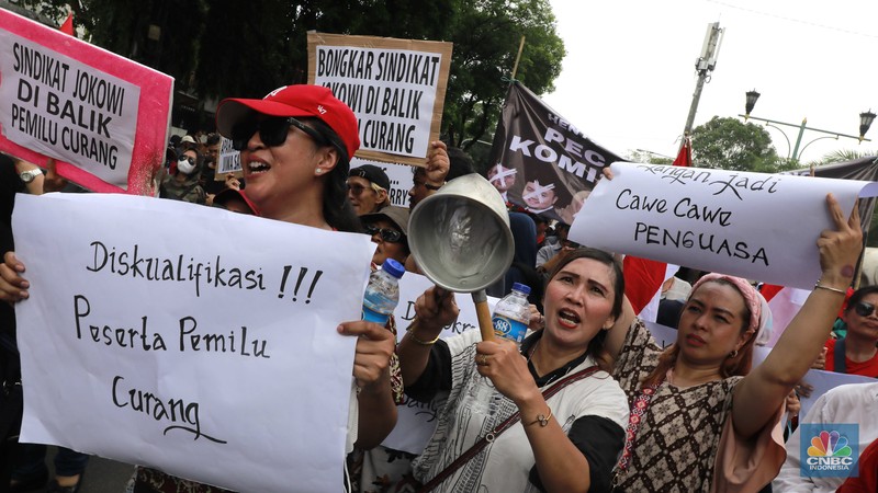 Aksi sejumlah relawan elemen kelompok masyarakat sipil yang peduli demokrasi menggelar demo di Depan kantor KPU, Jumat (23/2/2024). (CNBC Indonesia/Muhammad Sabki) Aksi sejumlah relawan elemen kelompok masyarakat sipil yang peduli demokrasi menggelar demo di Depan kantor KPU, Jumat (23/2/2024). (CNBC Indonesia/Muhammad Sabki)