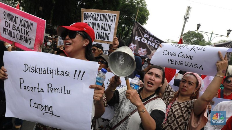 Aksi sejumlah relawan elemen kelompok masyarakat sipil yang peduli demokrasi menggelar demo di Depan kantor KPU, Jumat (23/2/2024). (CNBC Indonesia/Muhammad Sabki)