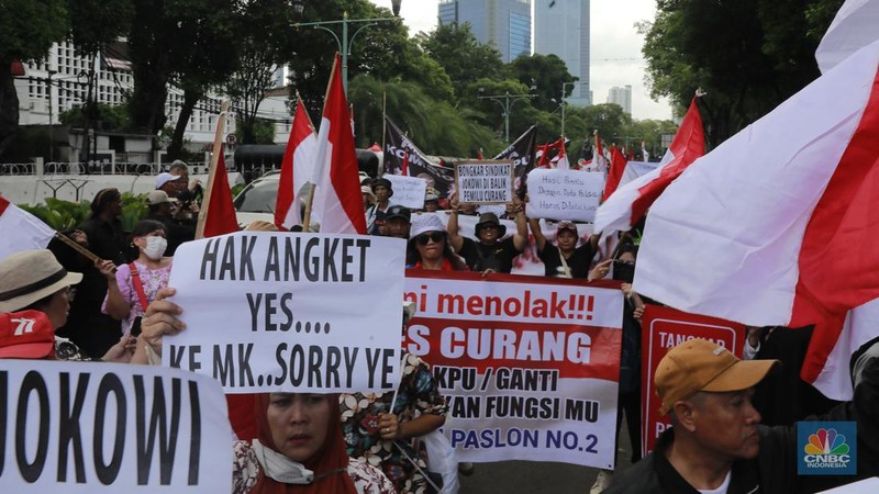 Aksi sejumlah relawan elemen kelompok masyarakat sipil yang peduli demokrasi menggelar demo di Depan kantor KPU, Jumat (23/2/2024). (CNBC Indonesia/Muhammad Sabki)