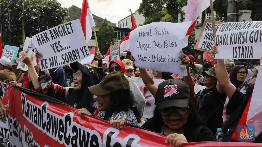 Aksi sejumlah relawan elemen kelompok masyarakat sipil yang peduli demokrasi menggelar demo di Depan kantor KPU, Jumat (23/2/2024). (CNBC Indonesia/Muhammad Sabki)