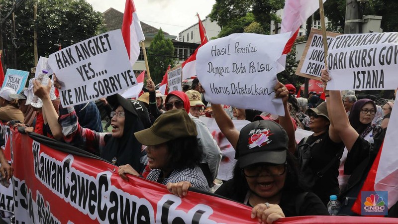 Aksi sejumlah relawan elemen kelompok masyarakat sipil yang peduli demokrasi menggelar demo di Depan kantor KPU, Jumat (23/2/2024). (CNBC Indonesia/Muhammad Sabki)