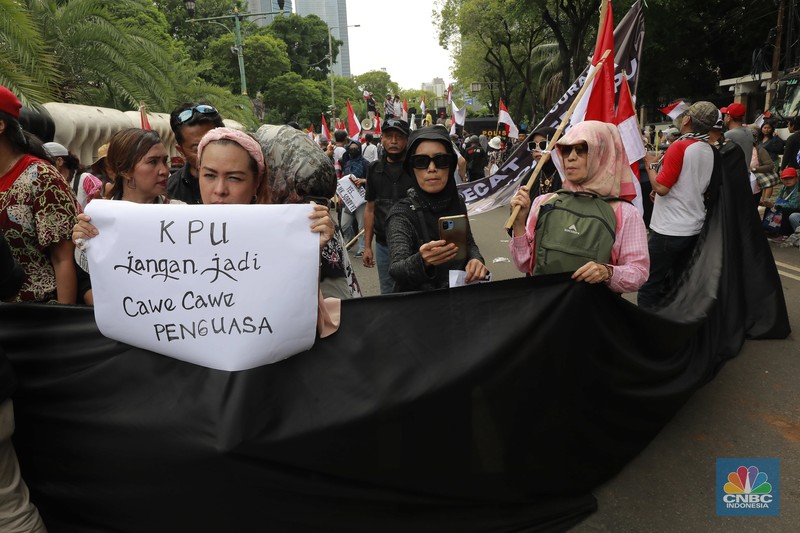Aksi sejumlah relawan elemen kelompok masyarakat sipil yang peduli demokrasi menggelar demo di Depan kantor KPU, Jumat (23/2/2024). (CNBC Indonesia/Muhammad Sabki)