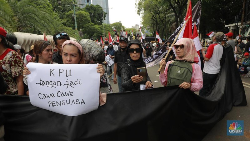 Aksi sejumlah relawan elemen kelompok masyarakat sipil yang peduli demokrasi menggelar demo di Depan kantor KPU, Jumat (23/2/2024). (CNBC Indonesia/Muhammad Sabki)