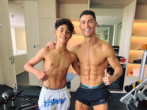Cekrek! Cristiano Ronaldo Pamer Sixpack, Anaknya Juga