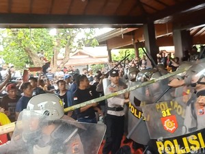 Demo Tolak Penundaan Pilkades di Banjarnegara Ricuh!