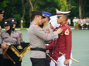 Kapolri Anugerahkan Pin Emas ke Pengasuh hingga Taruna Akpol Berprestasi