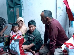 Momen Bahagia Bocah Palembang yang Hidupi Nenek-3 Adik Terima Bantuan Jokowi