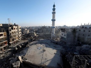 Lara Warga Gaza Tarawih di Reruntuhan Masjid yang Dibom Israel