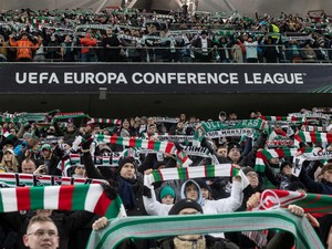 Kocak! Ultras Legia Warszawa Ledek UEFA Pakai Spanduk Ini
