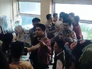 Saksi Partai Ribut Saat Rekapitulasi Suara di Kecamatan Panakkukang Makassar