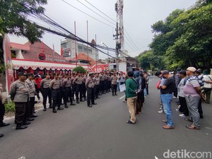 Massa Pendemo di PDIP Surabaya Suarakan Aspirasi Tolak Hak Angket