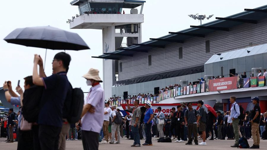 Tim Jupiter Aerobatic TNI AU tampil dengan KT-1B saat pertunjukan udara di Singapore Airshow di Changi Exhibition Centre di Singapura, 22 Februari 2024. (REUTERS/Edgar Su)