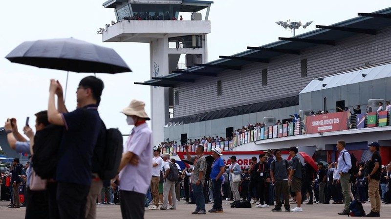 Tim Jupiter Aerobatic TNI AU tampil dengan KT-1B saat pertunjukan udara di Singapore Airshow di Changi Exhibition Centre di Singapura, 22 Februari 2024. (REUTERS/Edgar Su)