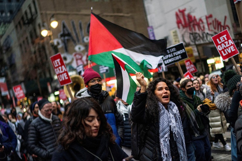 Para pengunjuk rasa berbaris menuntut gencatan senjata dan diakhirinya serangan Israel di Gaza ketika petugas Polisi New York mencoba memblokir pawai di sepanjang 2nd Avenue di New York City, AS, 22 Februari 2024. Para pengunjuk rasa berbaris menuntut gencatan senjata dan diakhirinya serangan Israel di Gaza ketika petugas Polisi New York mencoba memblokir pawai di sepanjang 2nd Avenue di New York City, AS, 22 Februari 2024. (REUTERS/Eduardo Munoz)